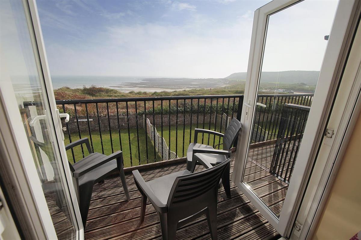 MALT COTTAGE with sea view (sleeps 8 adults)