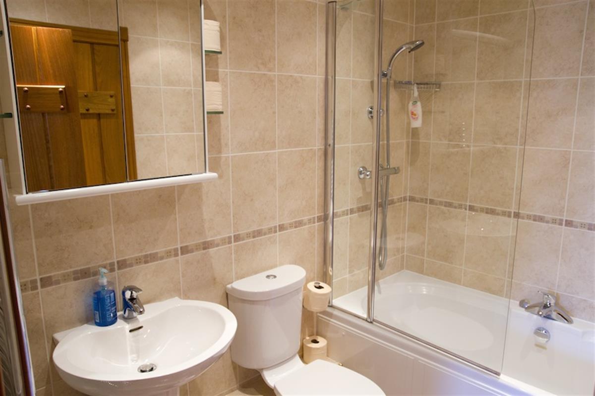 THE RICKYARD B&B DOUBLE ROOM WITH SHOWER OVER BATH